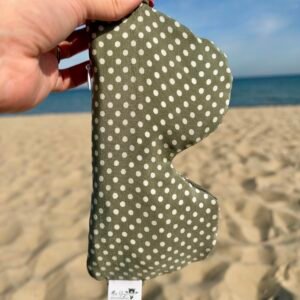 Lniana opaska na oczy z bursztynami i płatkami róży – szare kropki retro